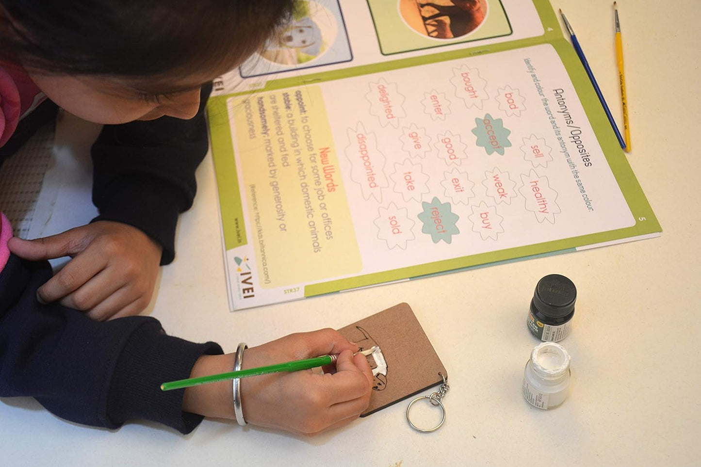 IVEI Panchatantra Story Kids Learning Book - Workbook and 2 DIY keychains - Colouring Activity Worksheets - Creative Fun Activity and Education For Kids - The Elephant and the Dog ( Age 4 to 7 Years )