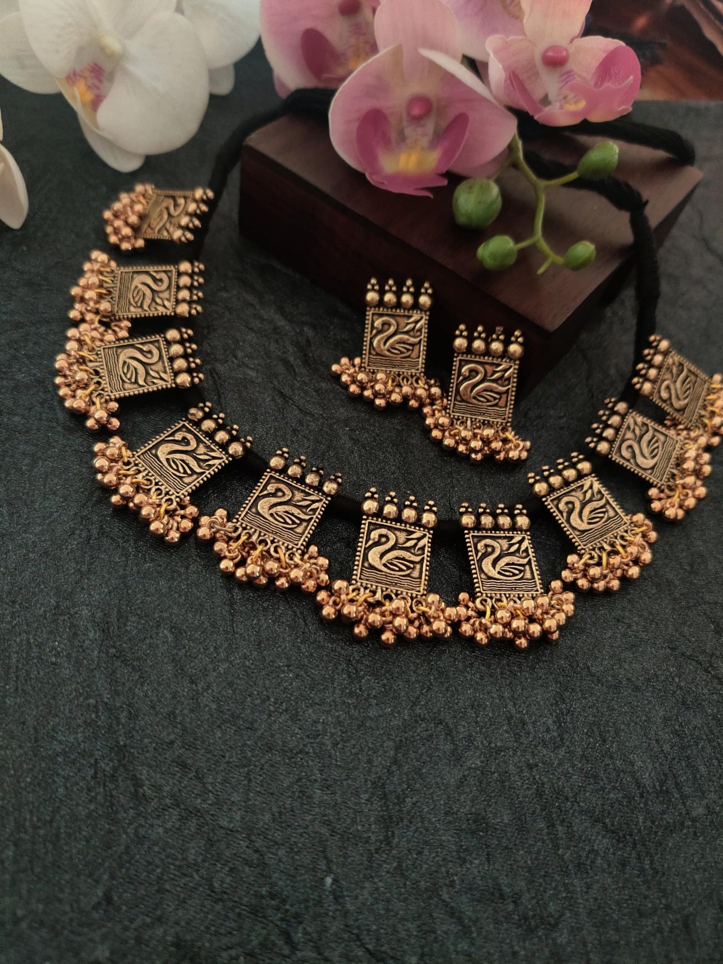 Binnis wardrobe square pendant inticrated beautiful choker set